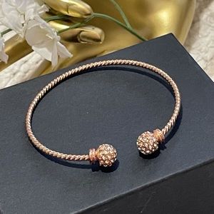 💎 Elegant Rose Gold Bangle